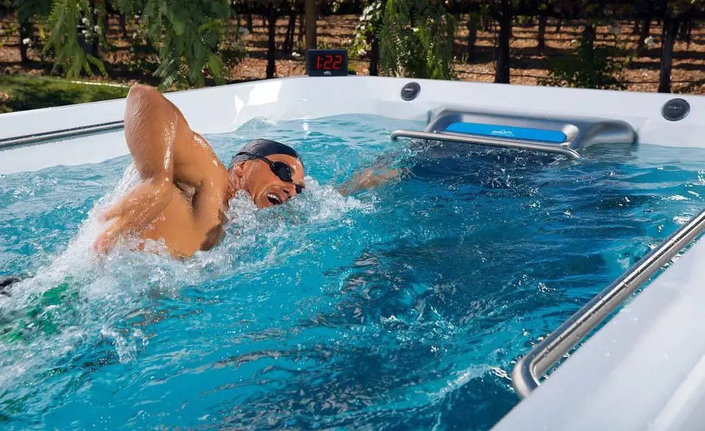 Nuoto controcorrente in piscina.