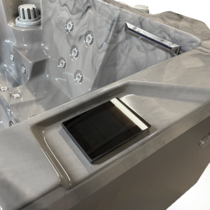 Dettaglio della minipiscina idromassaggio JJSPA Alpha 921 con vasca effetto marmo grigio, getti massaggianti, pannello di controllo e cascata.