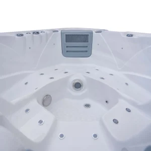 Angolo della vasca idromassaggio JJSPA Beta 523 con skimmer e sistema di filtraggio.